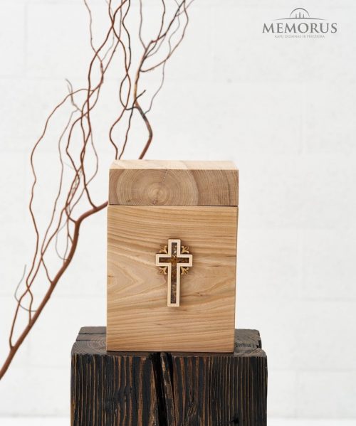 Guobos medžio urna su gintaru inkrustuotu kryžiumi