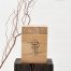Guobos medžio urna su gintaru inkrustuotu kryžiumi