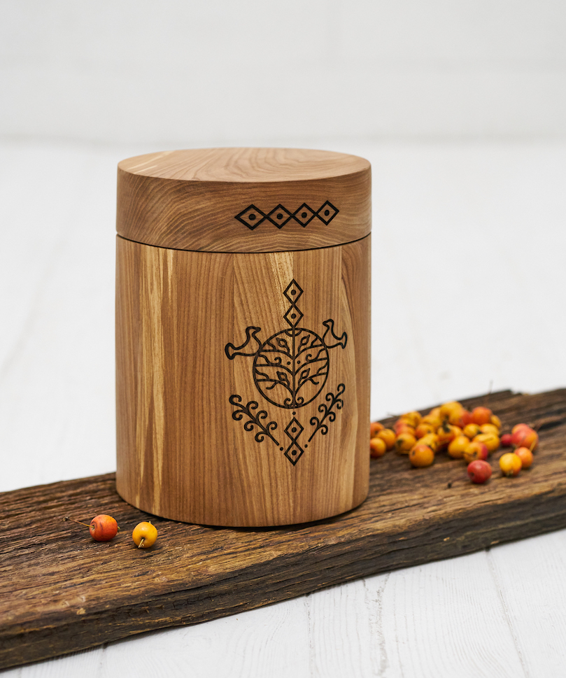 Natūralios medienos baltų simbolika dekoruota urna iš Memorus