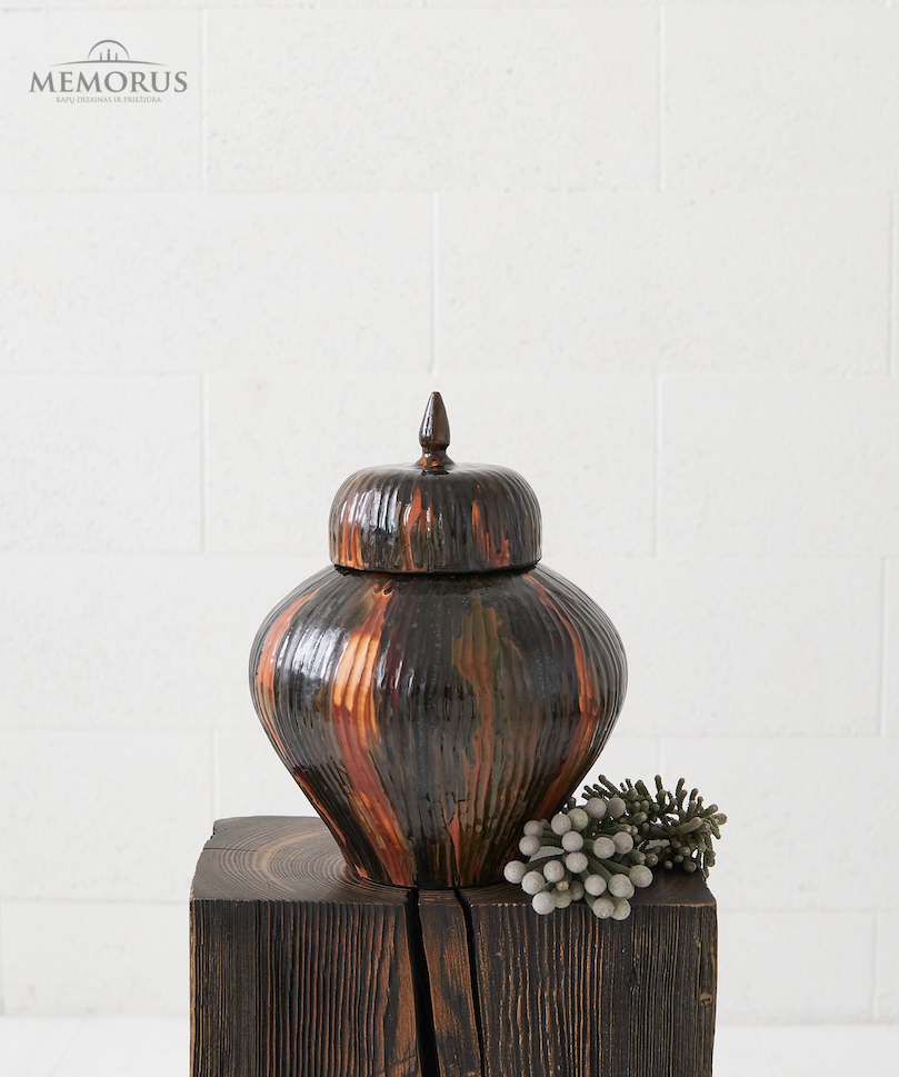 Kremavimo urna adore su spalvotais potepiais ir faktūra