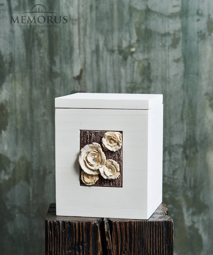 Medinė urna Balti žiedai su keramikinėmis gėlėmis