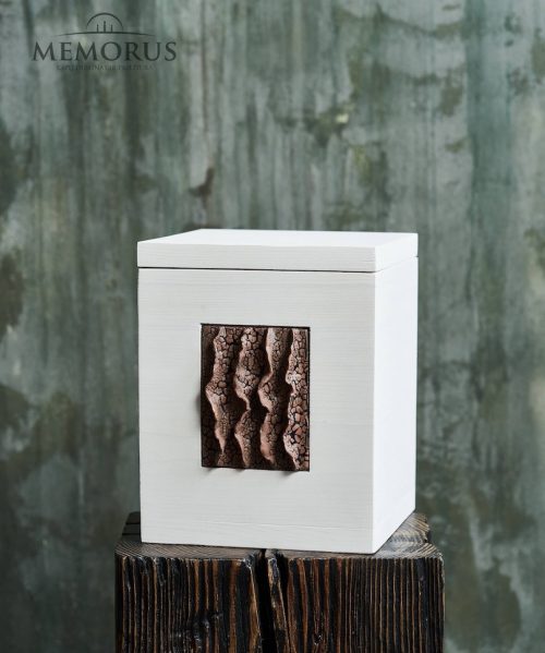Šviesi medinė urna su keramikine dekoracija Laikinumas
