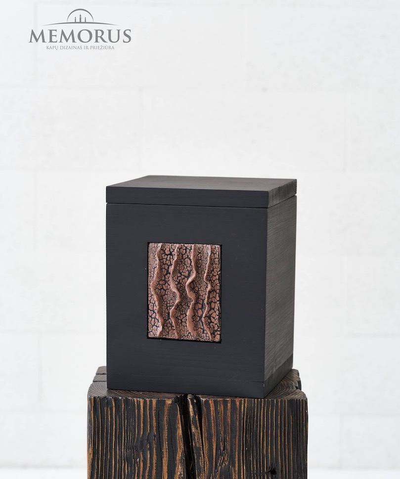 Juoda natūralaus medžio urna Atsisveikinimas su keramikiniu dekoru