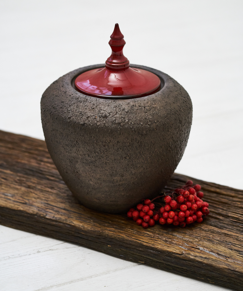 Ruda kremavimo urna su raudonu dangteliu iš Memorus kolekcijos
