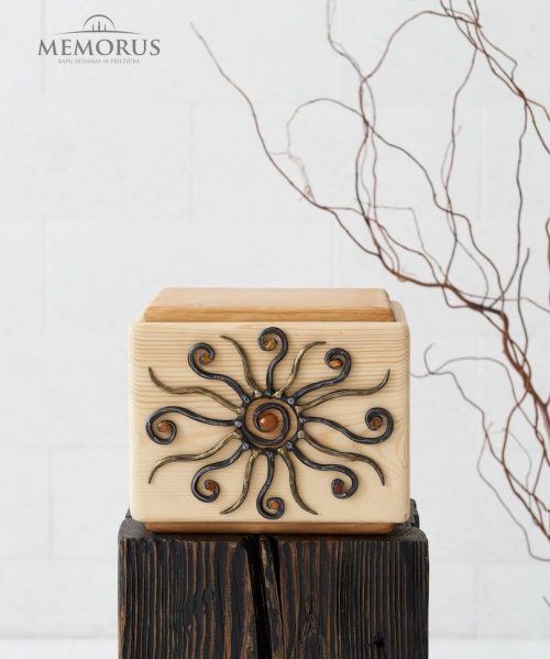 Natūralaus medžio rankų darbo kalvystės kūriniu dekoruota urna Saulyna