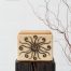 Natūralaus medžio rankų darbo kalvystės kūriniu dekoruota urna Saulyna