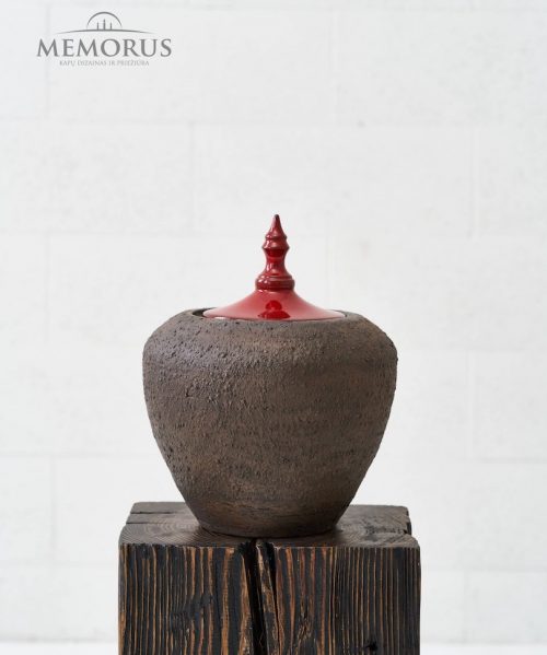 tamsiai ruda karaliska urna kremavimimui su dekoratyviu blizganciu raudonu dangteliu